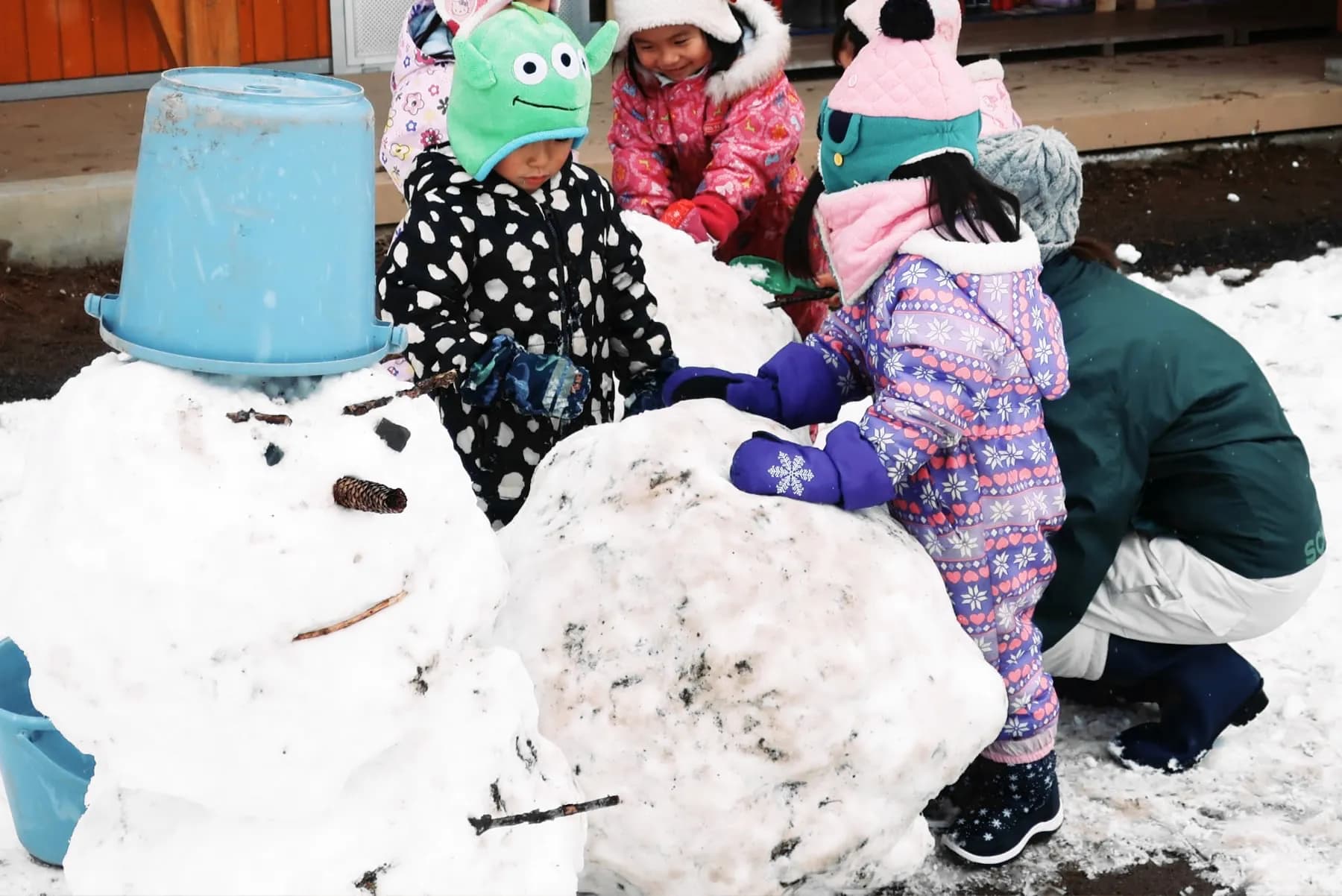 雪だるまを作る園児