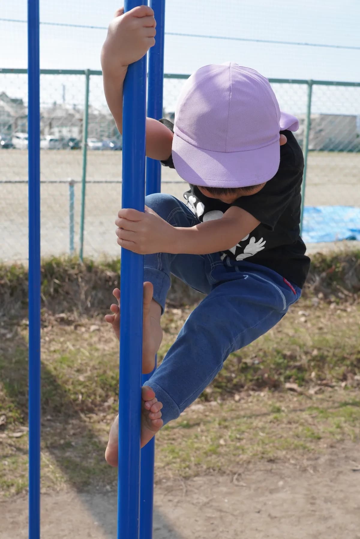 登り棒で遊ぶ園児