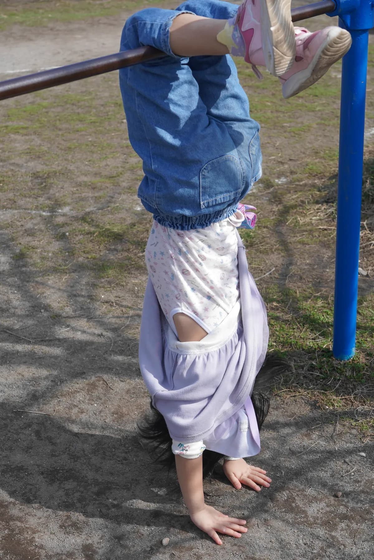 鉄棒で遊ぶ園児