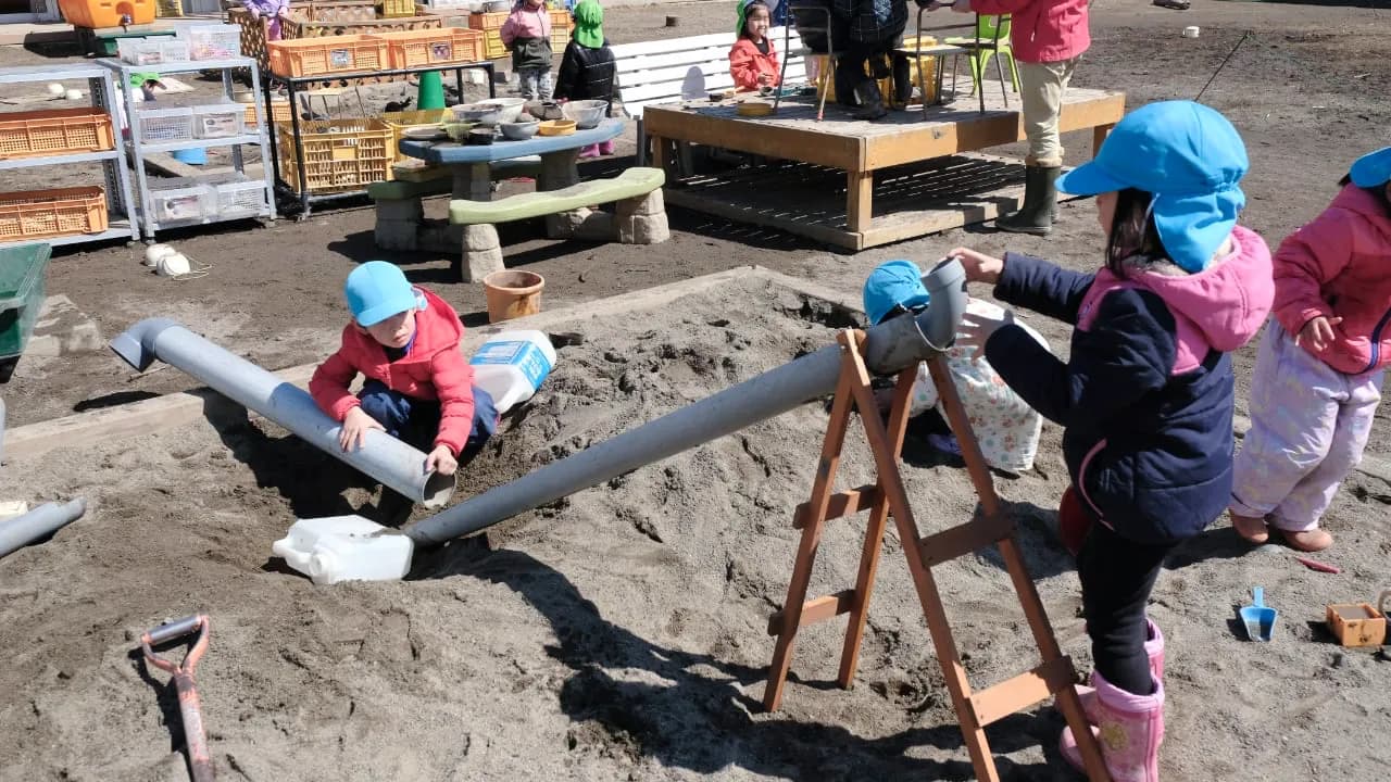 塩ビパイプで遊ぶ園児
