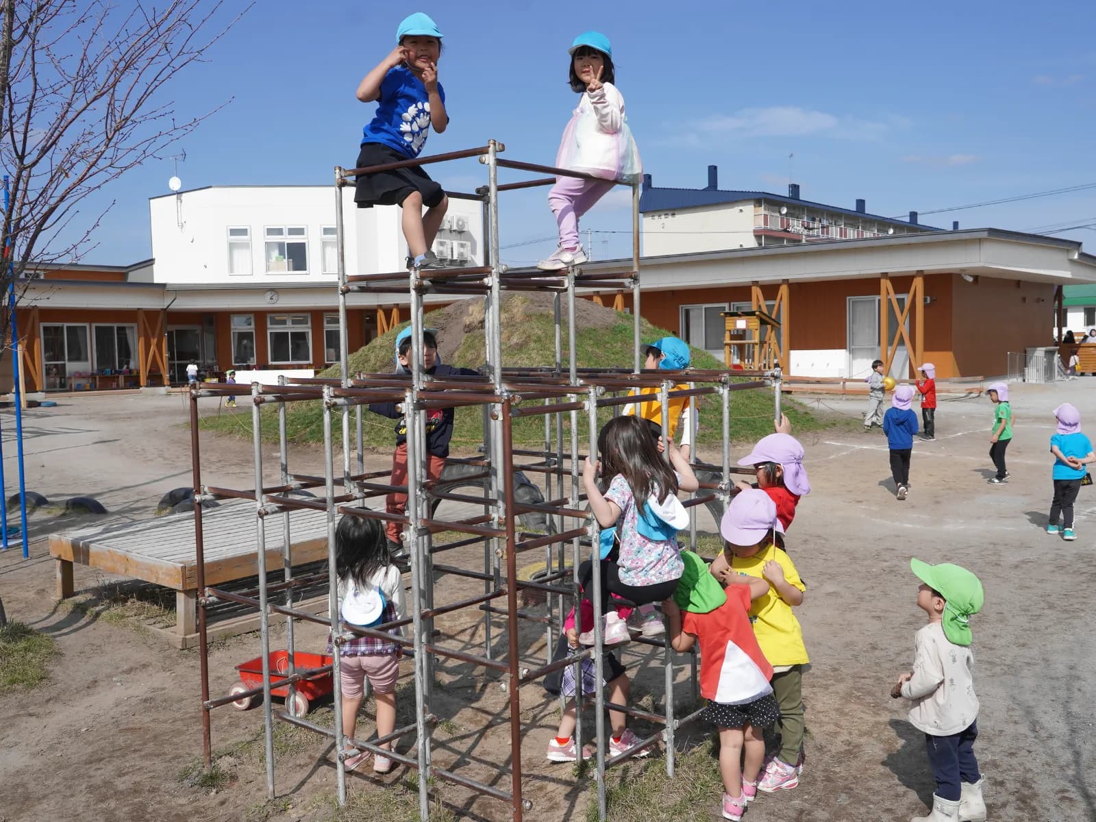 園庭の遊具で遊ぶ園児