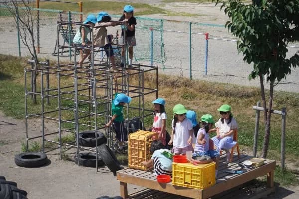 園庭で遊ぶ園児