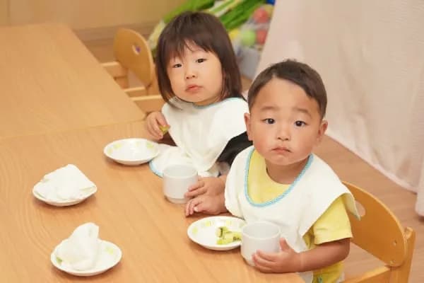 3号園児 おやつを食べる園児