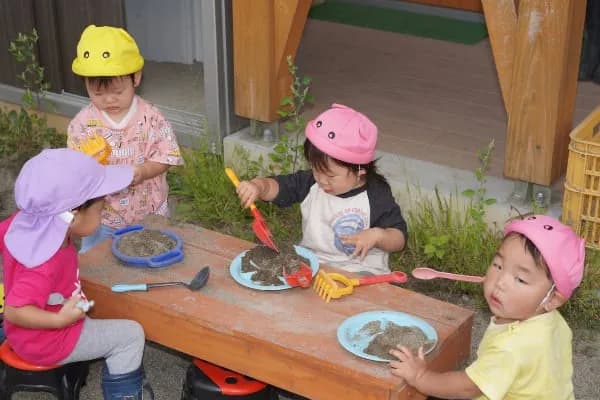 園庭で遊ぶ3号園児