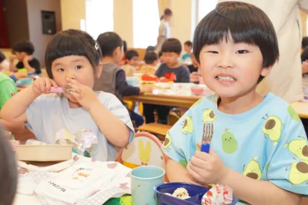 給食を食べる園児